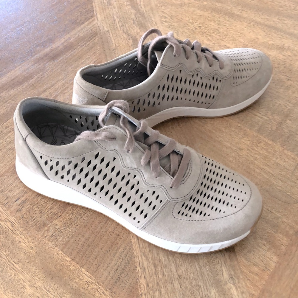 Dansko Charlie suede sneakers in walnut color. Size 39 or 8.5.